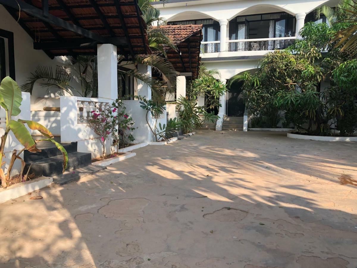 God'S Gift Morjim Hotel Exterior foto